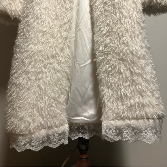 Unique white faux fur coat with lace details - Picture 2 of 8